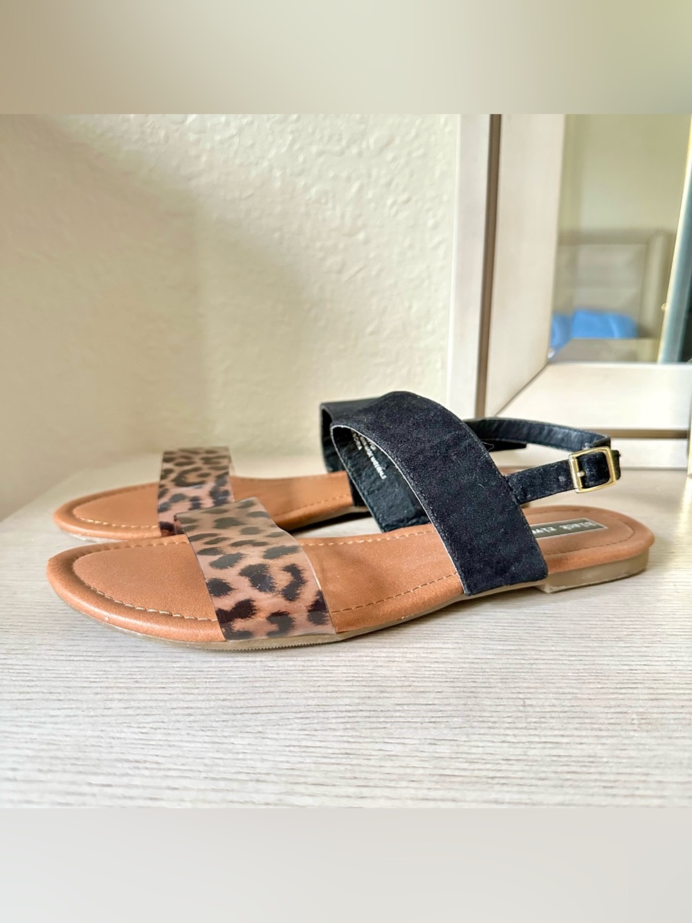 BLACK RIVET BLACK AND LEOPARD/ANIMAL -PRINT FLAT SANDALS – SIZE 8.5